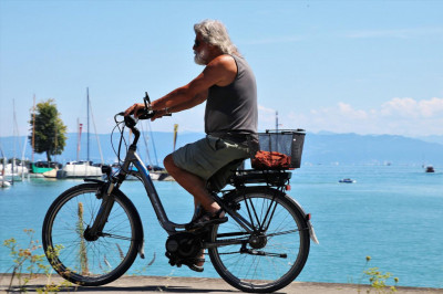 Homme sur un vélo électrique au bord de mer