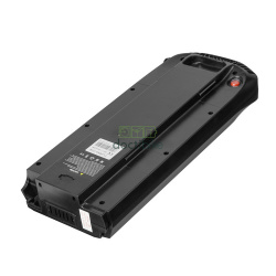 Batterie vélo Carrefour Toplife porte-bagage 36V 17.5Ah - vue dessous avec étiquette technique et bouton d'allumage rouge