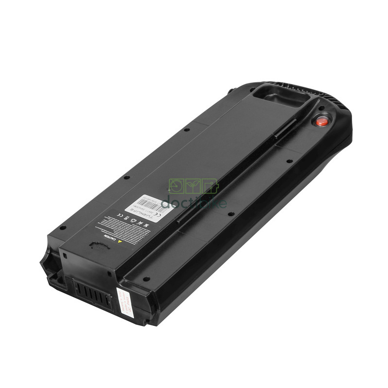 Batterie vélo Carrefour Toplife porte-bagage 36V 17.5Ah - vue dessous avec étiquette technique et bouton d'allumage rouge