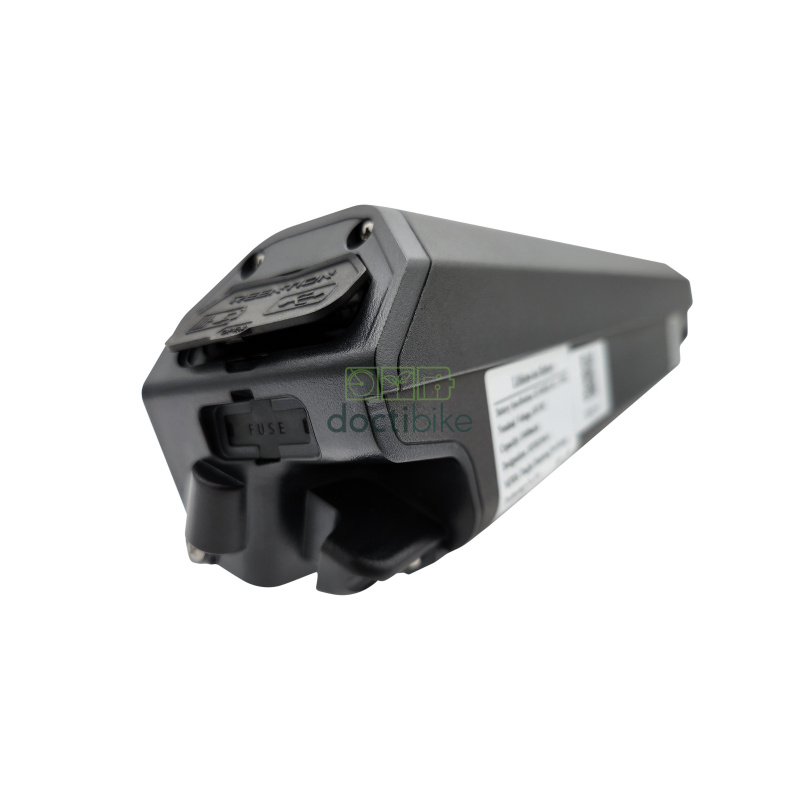 Batterie DORADO ID-PRO 36V 14Ah 440mm compatible vue trois quart face avant avec vue partielle de l'étiquette technique
