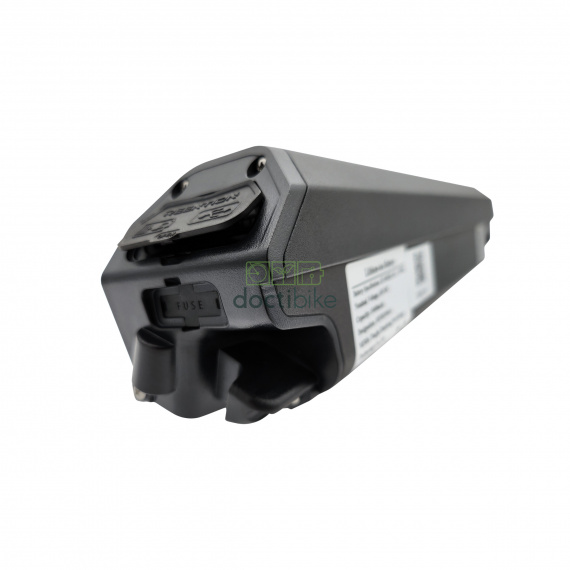 Batterie DORADO ID-PRO 36V 14Ah 440mm compatible vue trois quart face avant avec vue partielle de l'étiquette technique