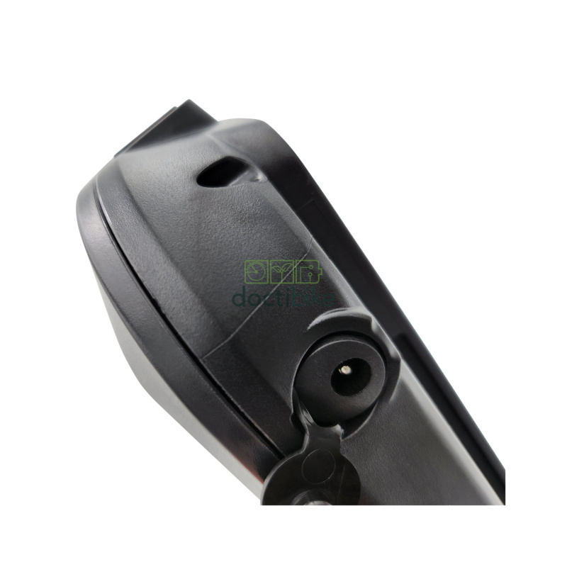 Batterie vélo Nakamura E-City 50 et 110 - 36V 13Ah - porte-bagages - vue connecteur de charge