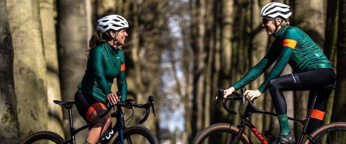 Deux cyclistes en forêt