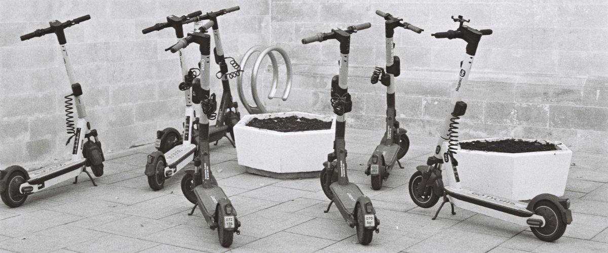 Photo d'un groupe de plusieurs trottinettes électriques