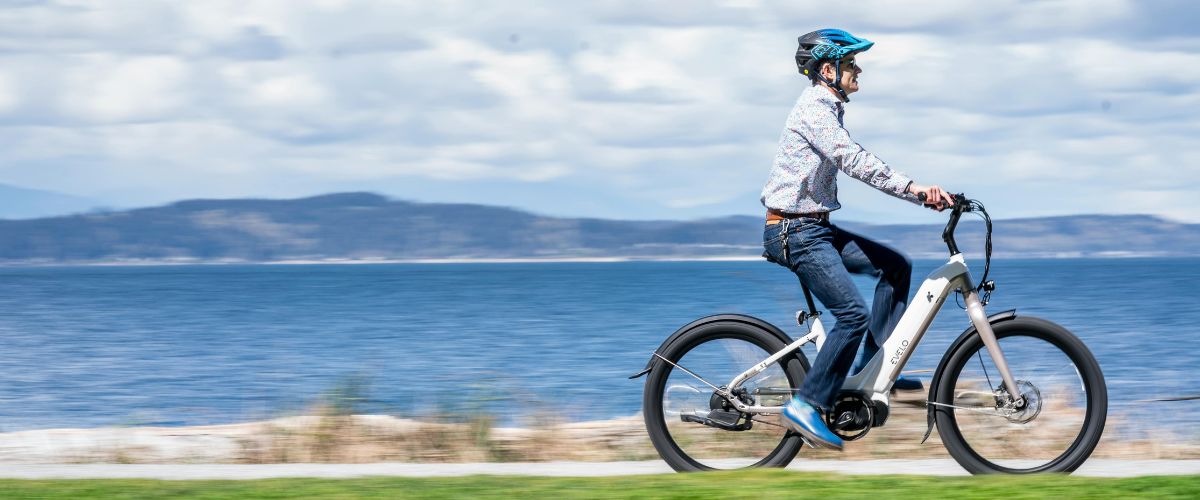 Homme à vélo électrique sur le bord de mer