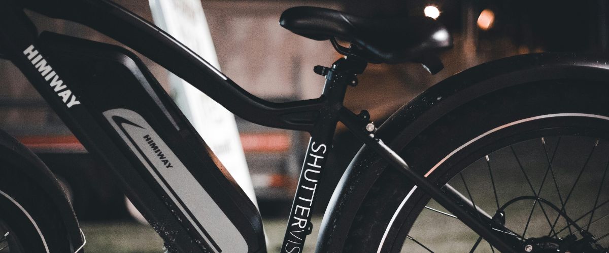 Photo d'un vélo électrique dans la nuit