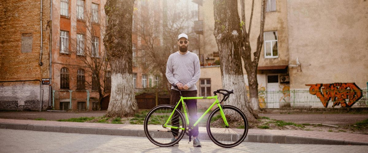 Homme avec un vélo électrique