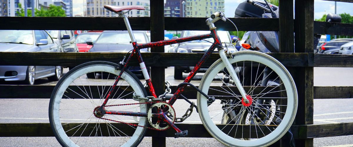 Vélo électrique attaché sur une rambarde