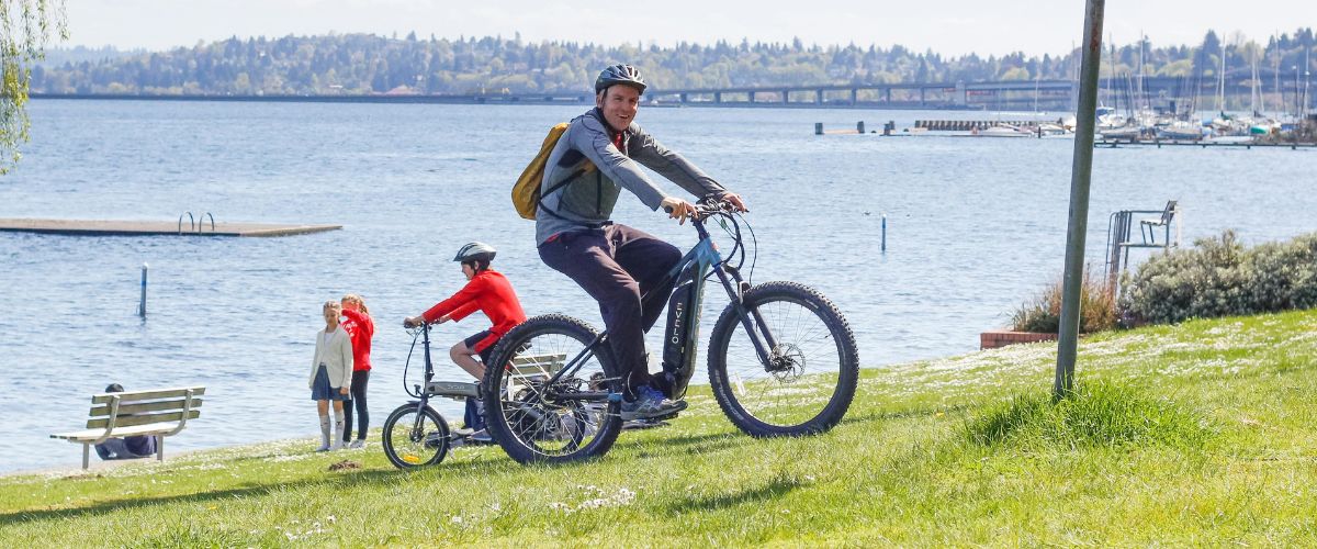 Homme sur un vélo électrique en bord de lac