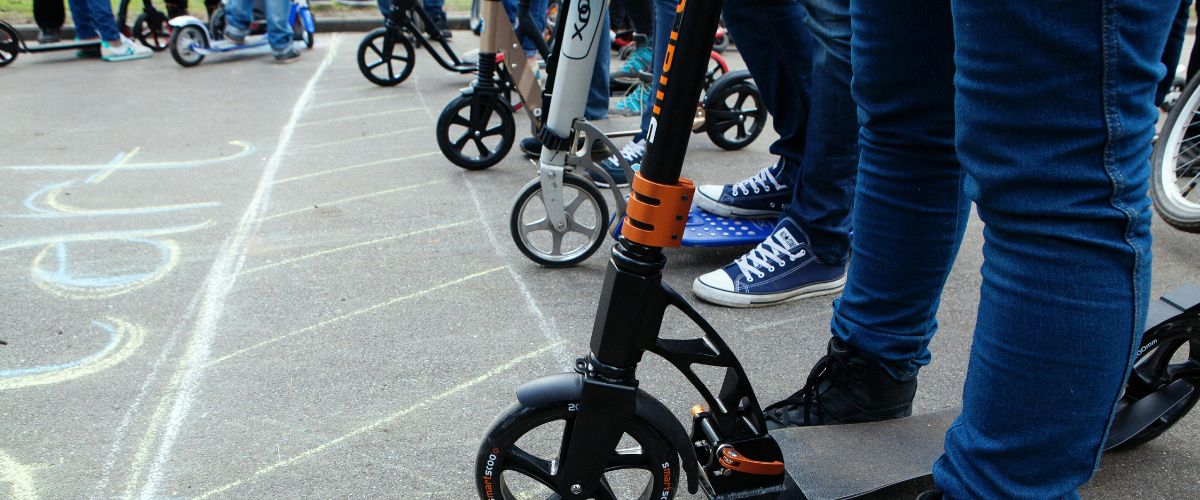 Groupe de personnes avec trottinettes électriques