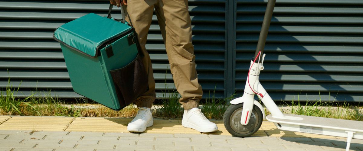 Homme avec une trottinette électrique Xiaomi