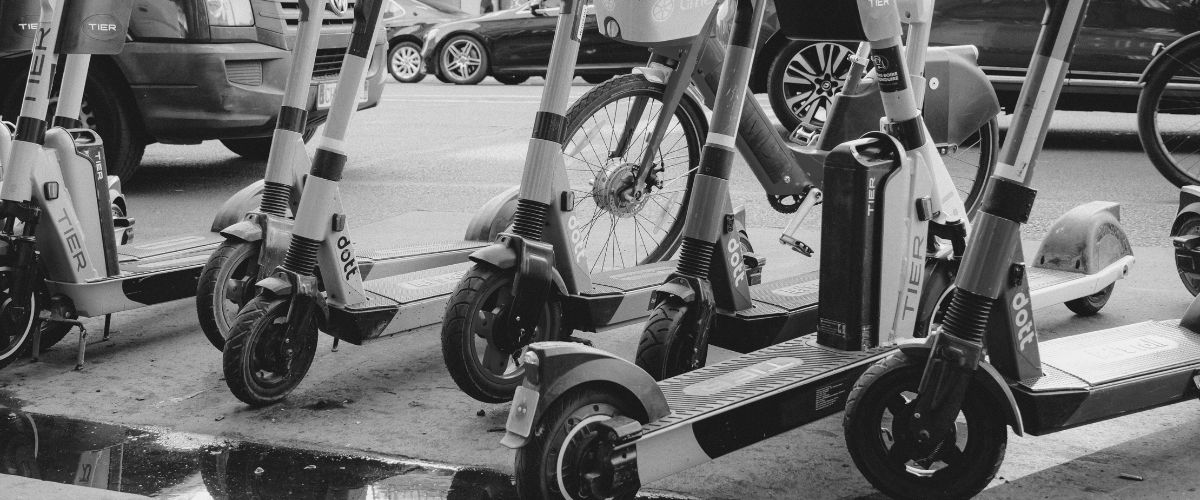 Photos de plusieurs trottinettes électriques en ville