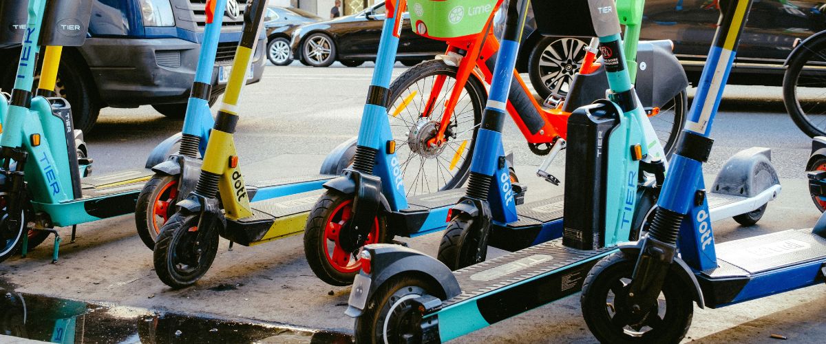 Photo de plusieurs trottinettes électriques en libre service