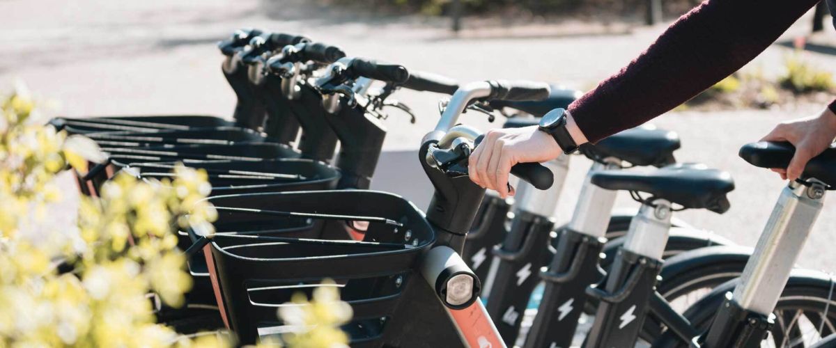 Homme sur vélo électrique avec batterie puissante