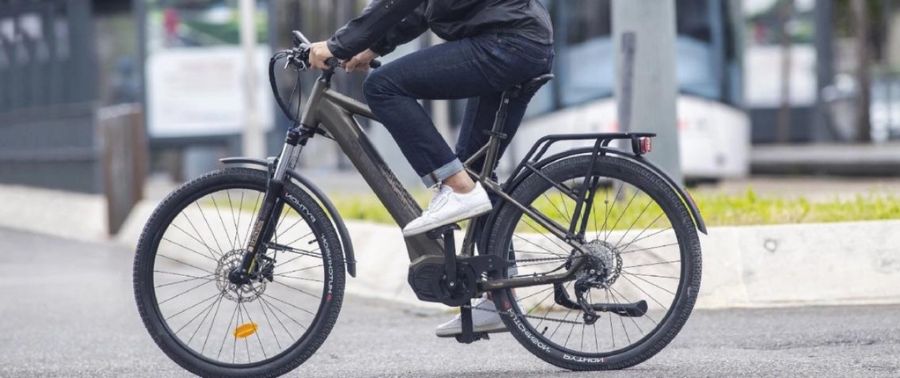 Homme sur un vélo électrique Nakamura