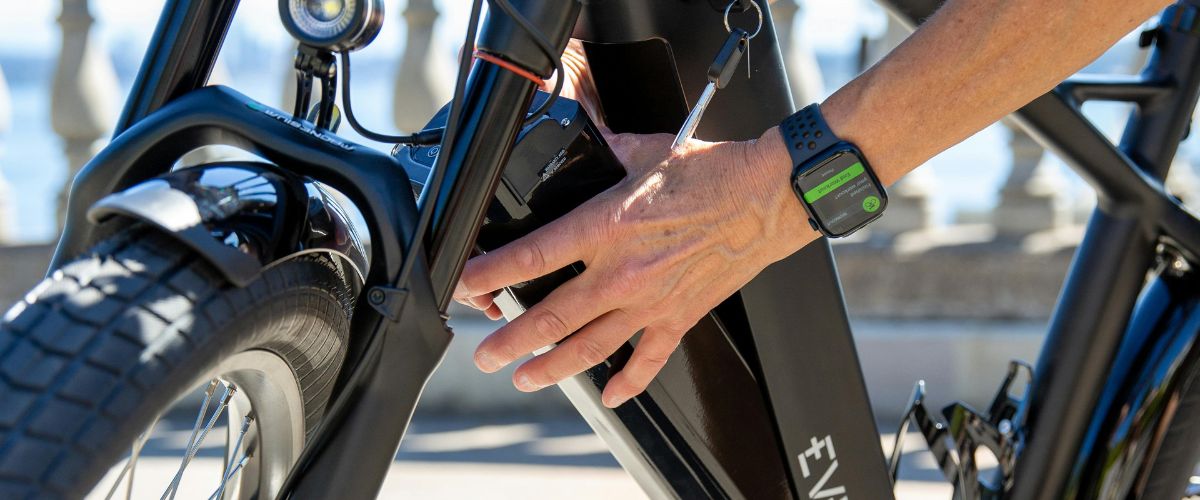 Homme sur vélo électrique avec batterie puissante