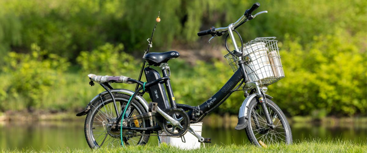 Vélo électrique au bord de l'eau