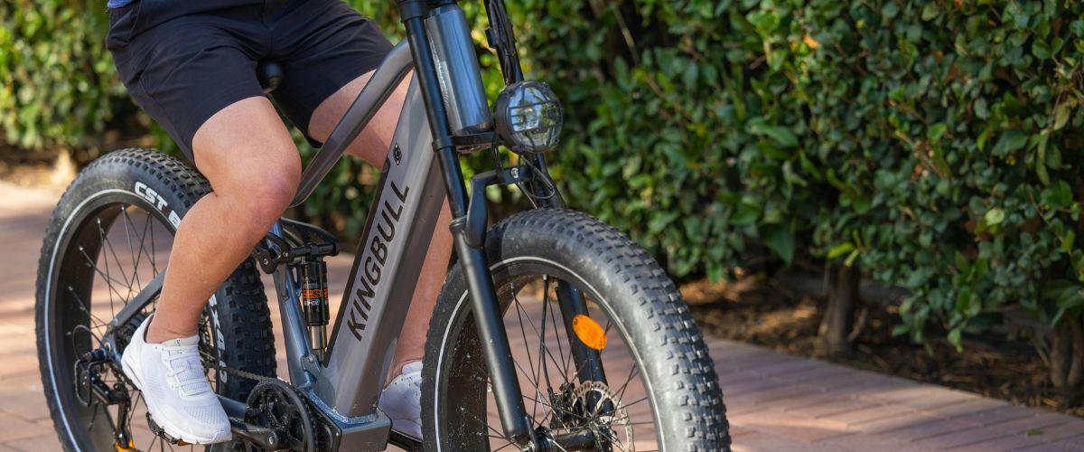 Homme sur vélo électrique avec batterie puissante