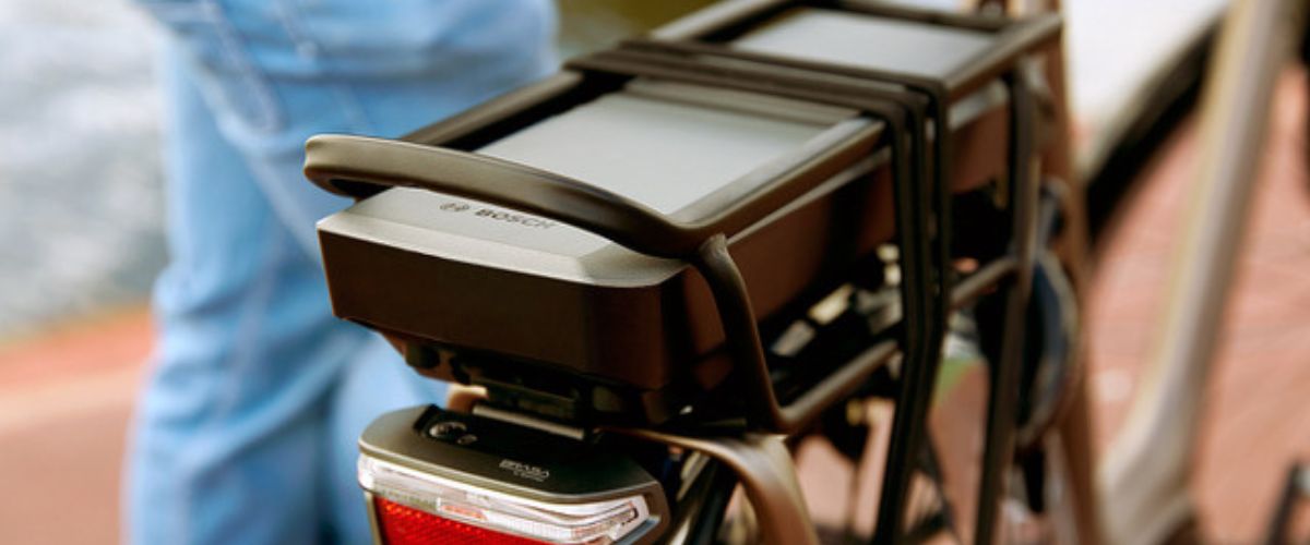 Batterie vélo Bosch sur le porte-bagages d'un vélo