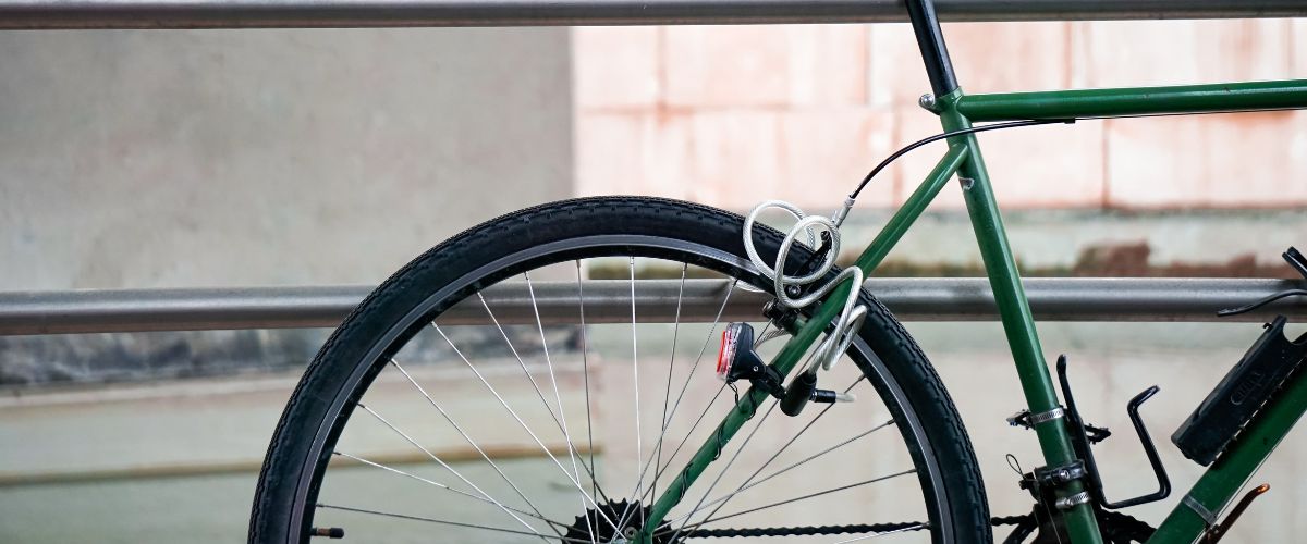 Homme sur vélo électrique avec batterie puissante