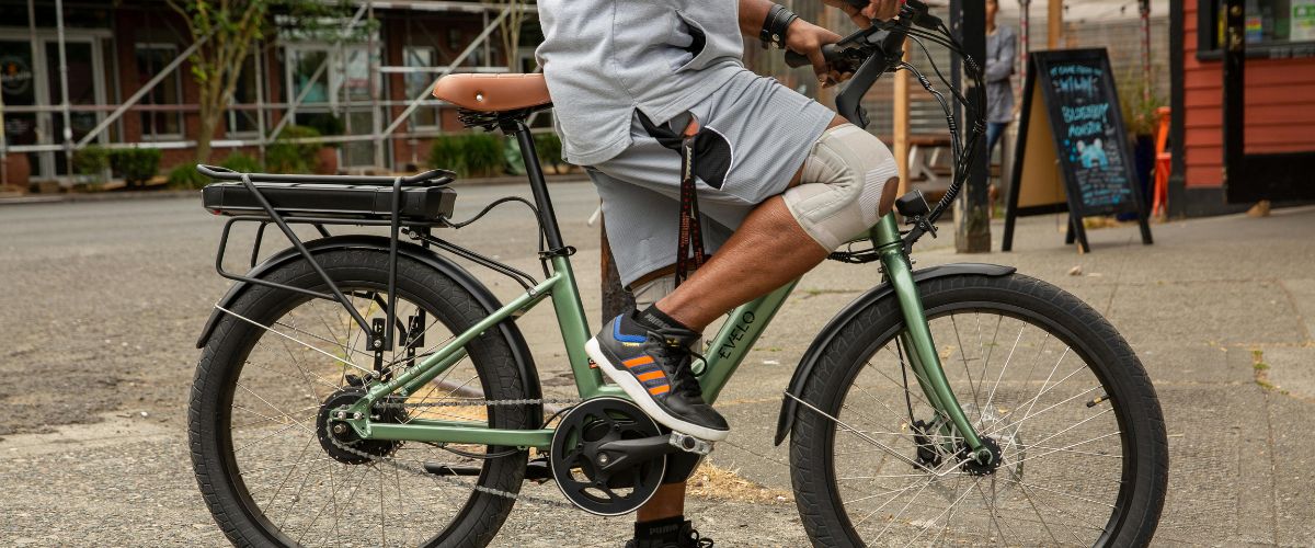 Homme sur son vélo électrique