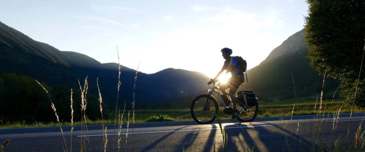 Homme sur vélo électrique avec batterie puissante