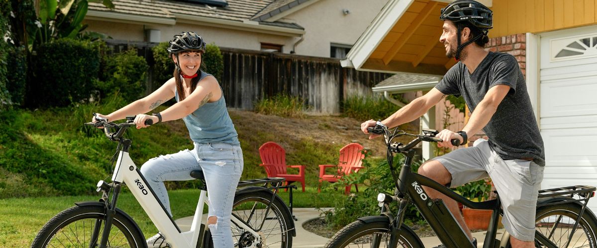 Deux personnes sur leur vélo électrique avec casques