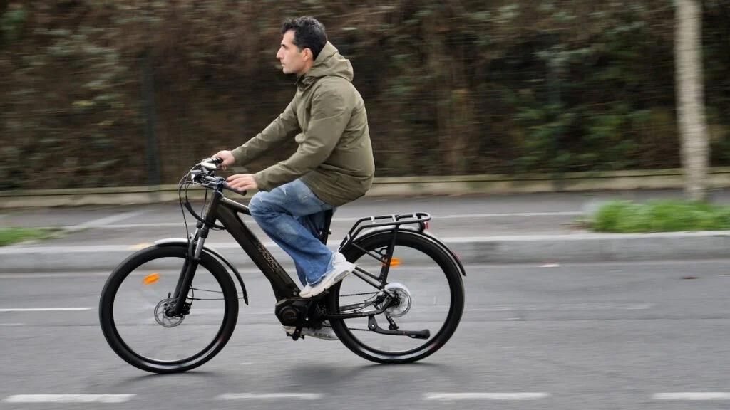 Homme sur son vélo électrique Nakamura