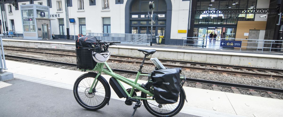 Un vélo électrique sur un quai de train