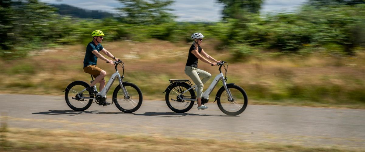 Deux personnes sur un vélo électrique