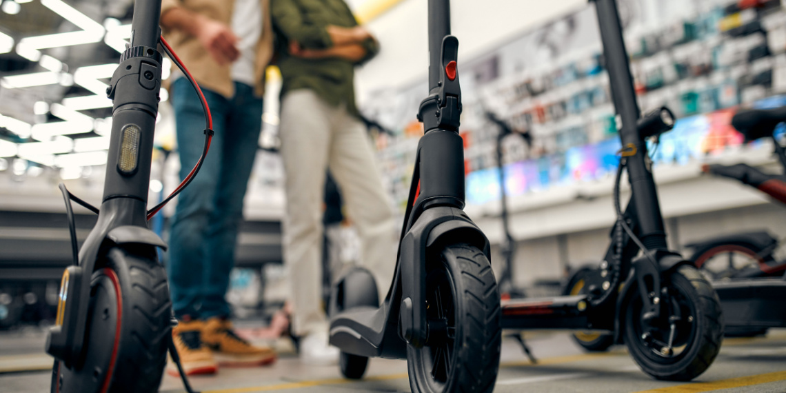 Trottinettes électriques dans un magasin