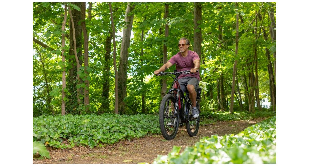 Homme sur son vélo électrique en forêt