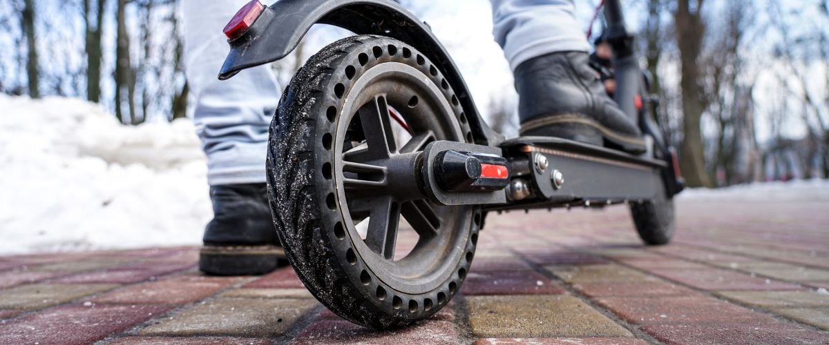 Trottinette électrique en plan rapproché sur le pneu arrière