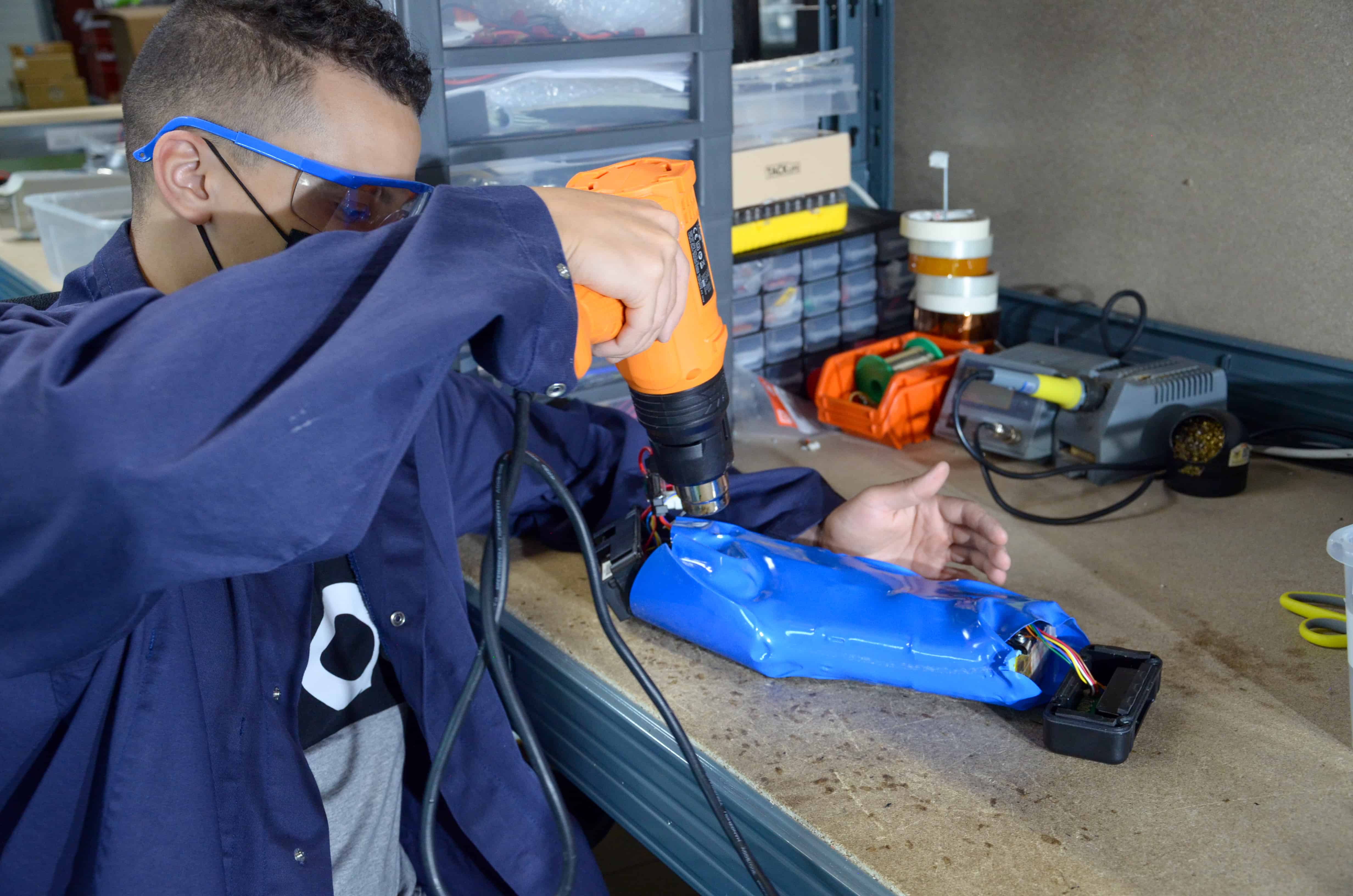 Technicien en train d'isoler la batterie dans une manche PVC