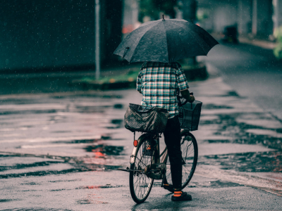 Bicicletas eléctricas bajo la lluvia: ¡5 consejos para circular con seguridad!